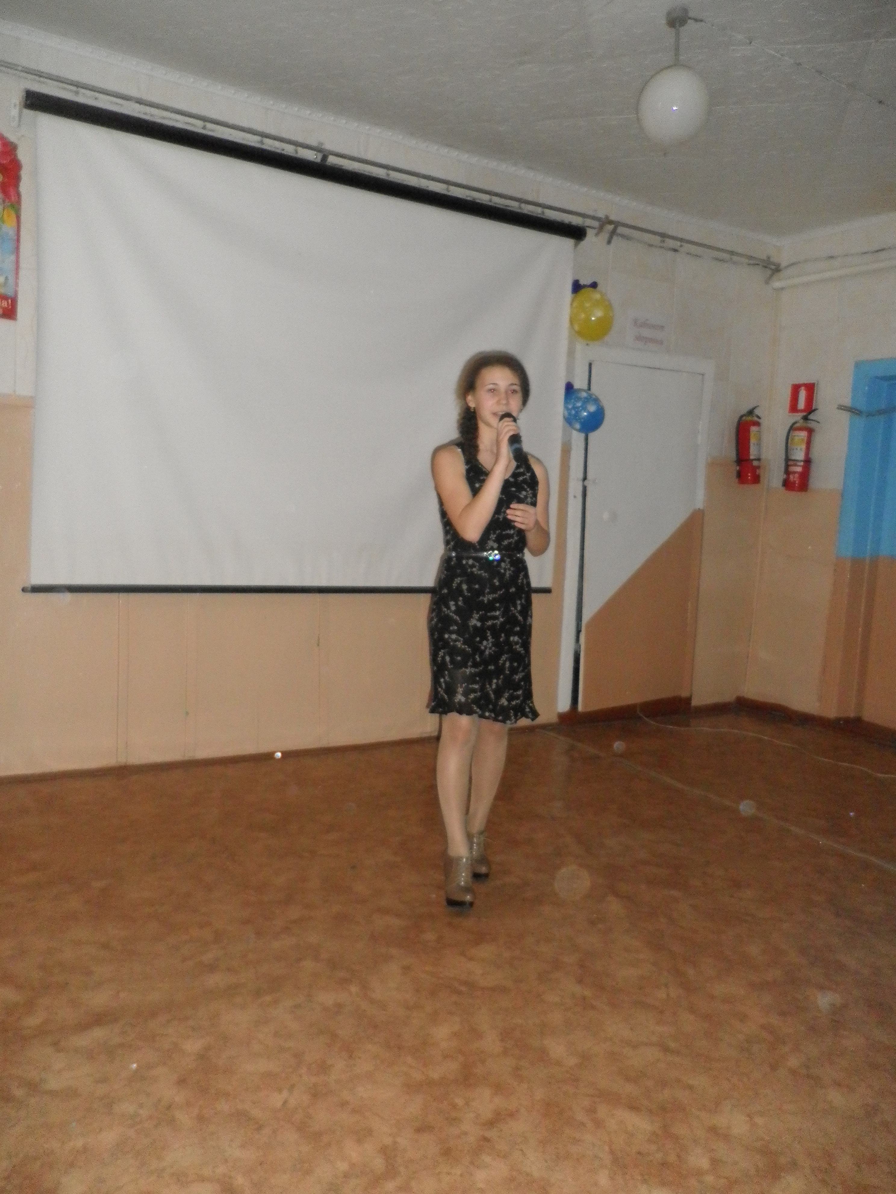 Ученица 10 класса Новая Ирина с песней "Вечер школьных друзей"